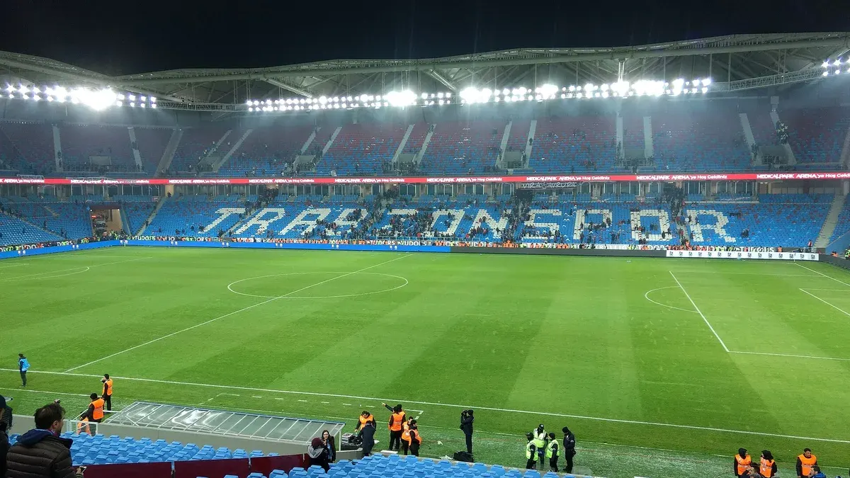 Trabzon'daki Papara Park (eski adıyla Şenol Güneş Stadyumu) tribünleri ve sahası
