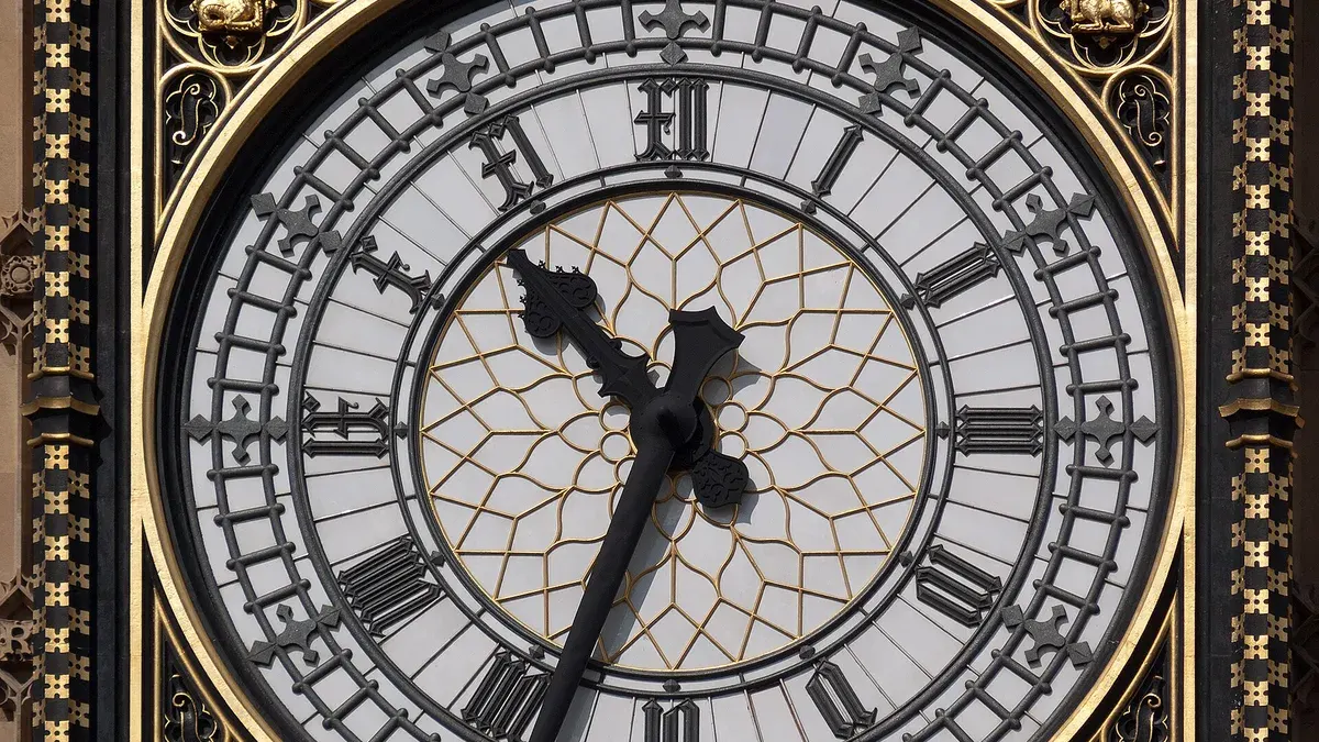 Londra'daki Big Ben saat kulesinin kadranından yakın plan görünüm