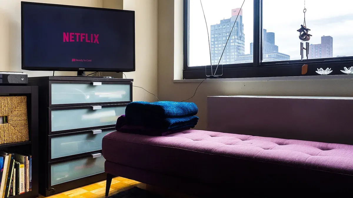 Oturma odasındaki televizyon ekranında Netflix logosu