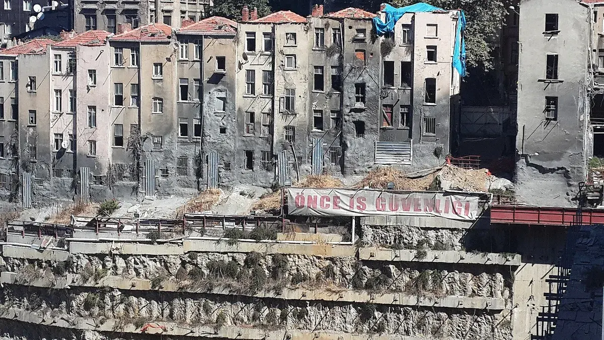 İstanbul'da yıkımı süren eski binalar ve kentsel dönüşüm alanı