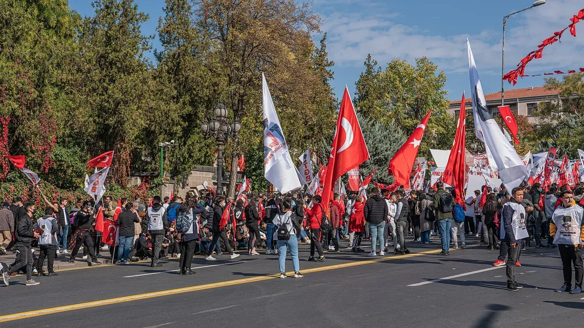 Ankara'da 29 Ekim Cumhuriyet Bayramı'nda Türk bayraklarıyla yürüyen kalabalık