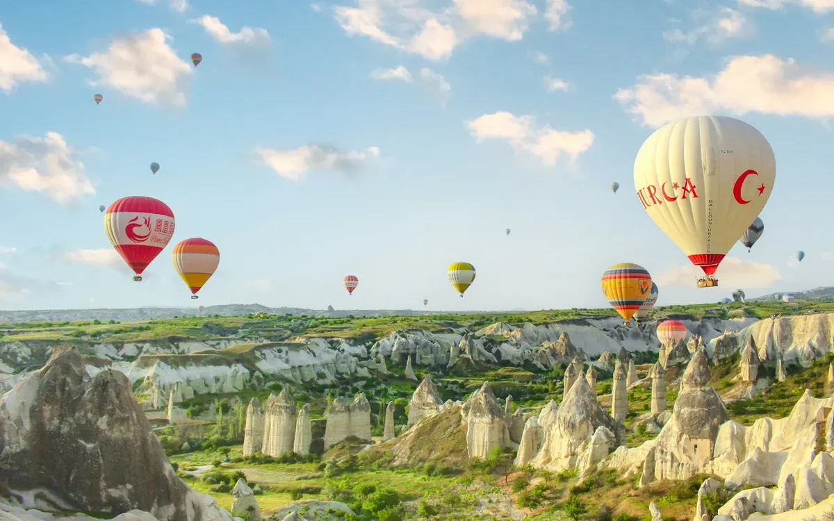 Kapadokya vadisi üzerinde uçan sıcak hava balonları (temsili fotoğraf)