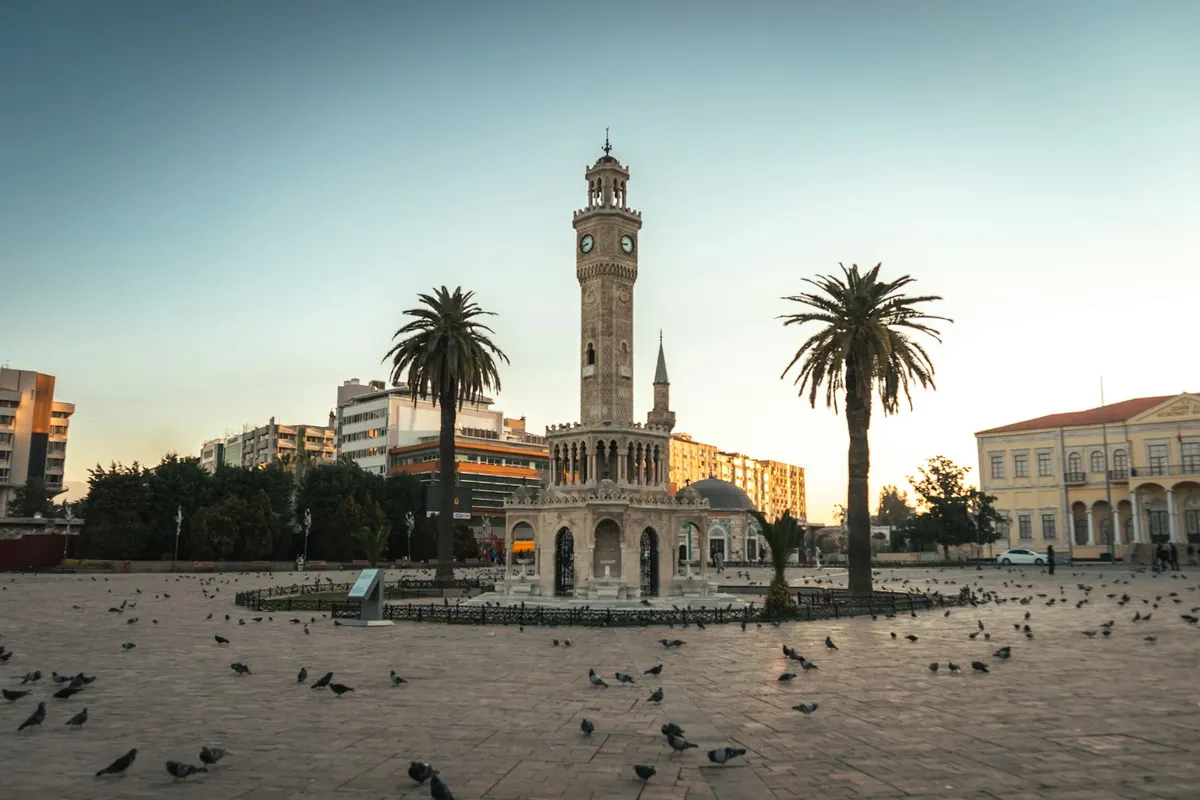 İzmir Konak Meydanı'ndaki tarihi Saat Kulesi