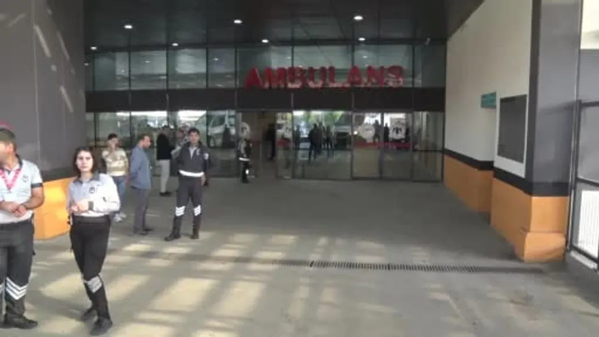 Şüphelilerin sağlık kontrolüne getirildiği Kartal Dr. Lütfi Kırdar Şehir Hastanesi'nin ambulans girişi ve güvenlik görevlileri