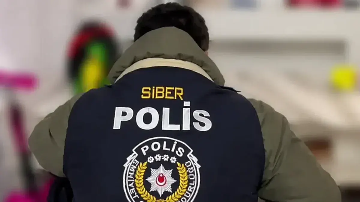 Konya merkezli sahte ev ilanı operasyonunda arama yapan, sırtında 'Siber Polis' yazan bir polis memuru