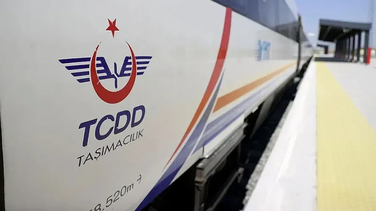 Perondaki trenin yan yüzünde TCDD Taşımacılık logosu