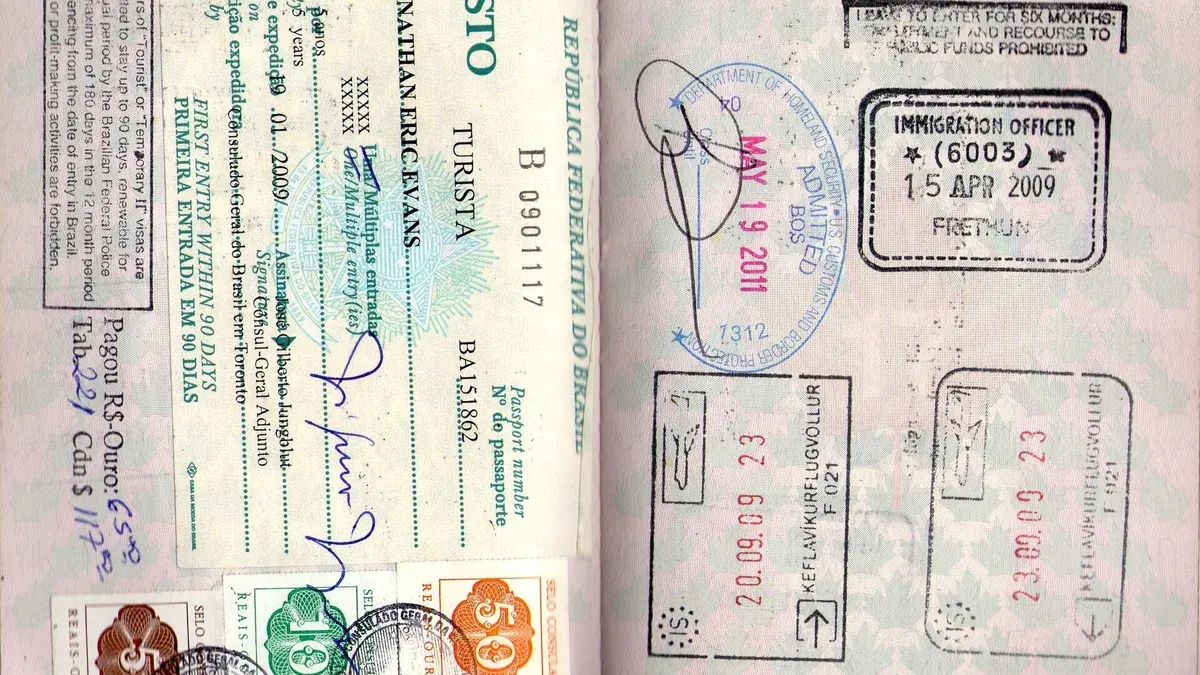 Bir pasaport sayfasındaki giriş ve çıkış damgaları