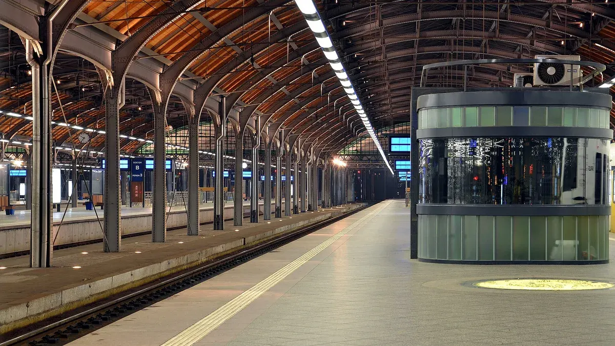 Wroclaw'ın ana tren istasyonu Wrocław Główny'nin tarihi binası