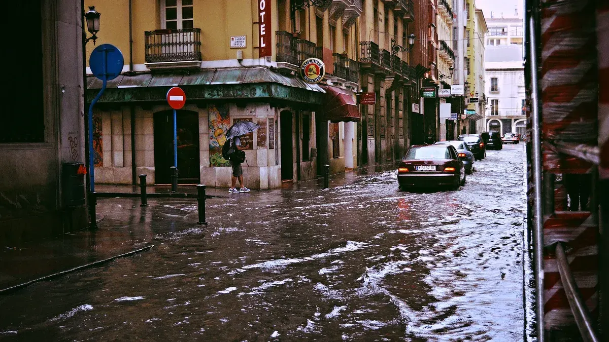 Alicante'de sel sularıyla kaplanan bir cadde