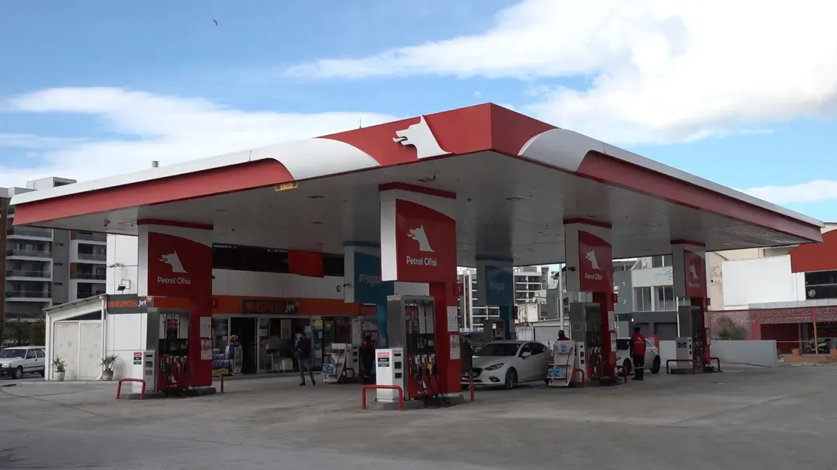 İzmir'de bir akaryakıt istasyonunda pompalar ve fiyat tabelası