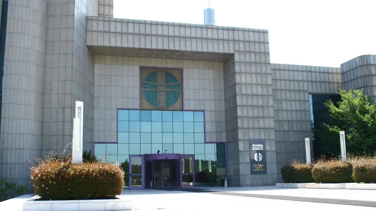 İstanbul'daki bir borsa ekranında hisse senedi fiyatları