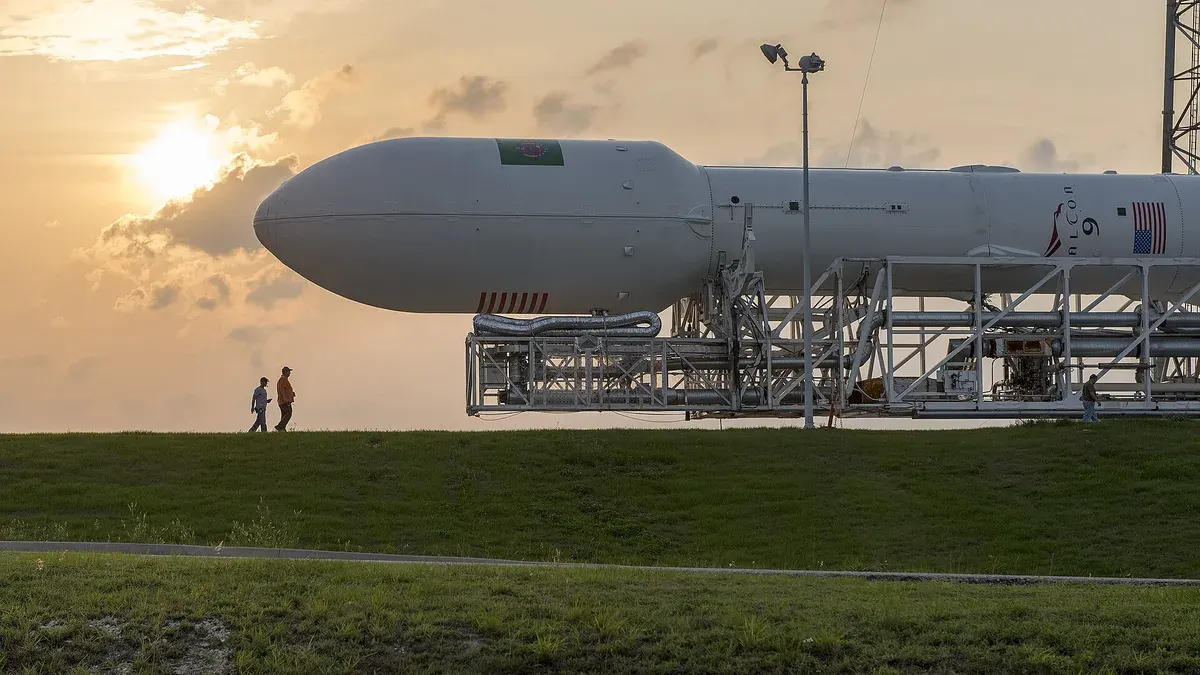 SpaceX Falcon 9 roketinin fırlatma rampasına taşınması
