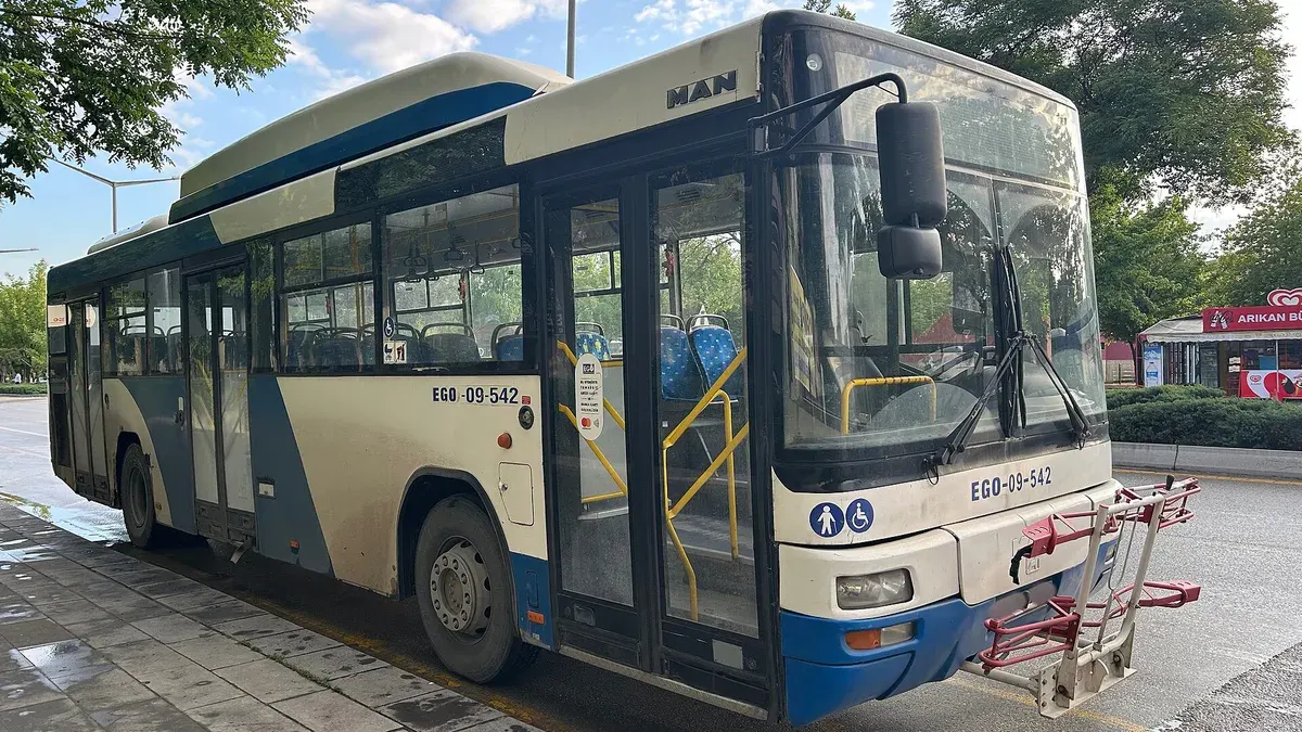 Ankara'da EGO'ya ait mavi renkli bir belediye otobüsü