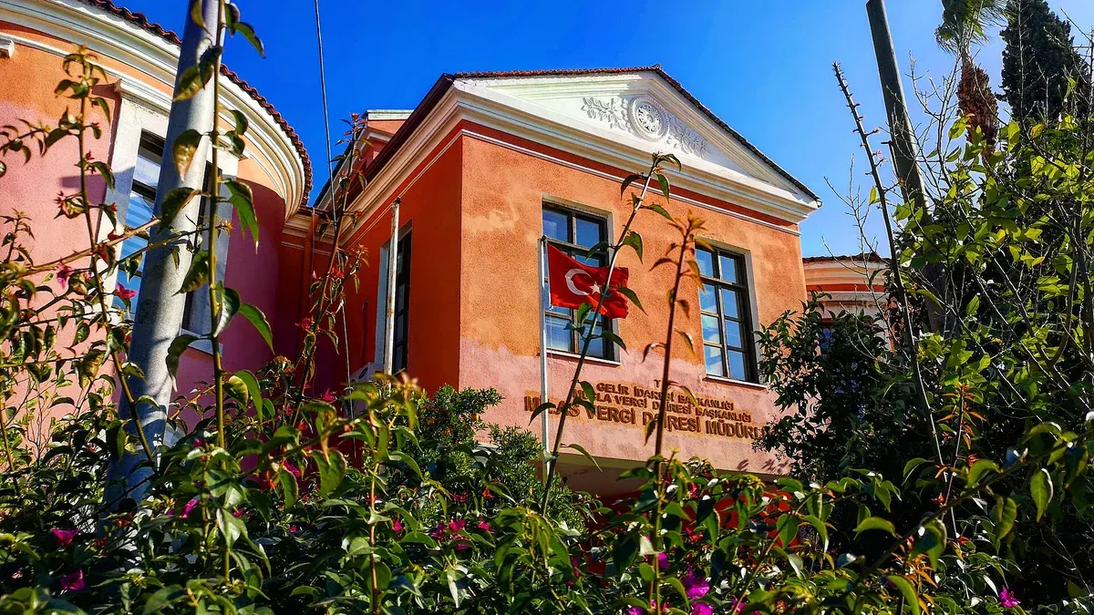 Milas Vergi Dairesi binasının girişi