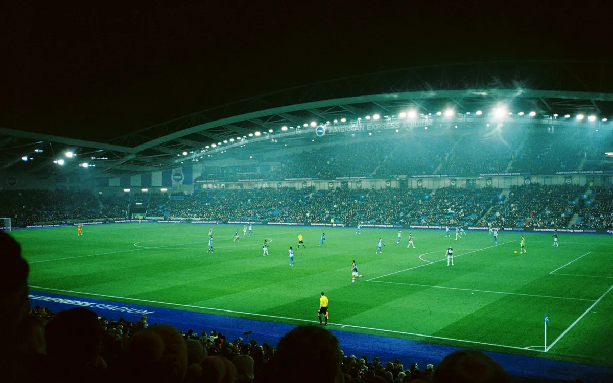 Gece ışıklandırması altında oynanan bir futbol maçı (temsili fotoğraf)