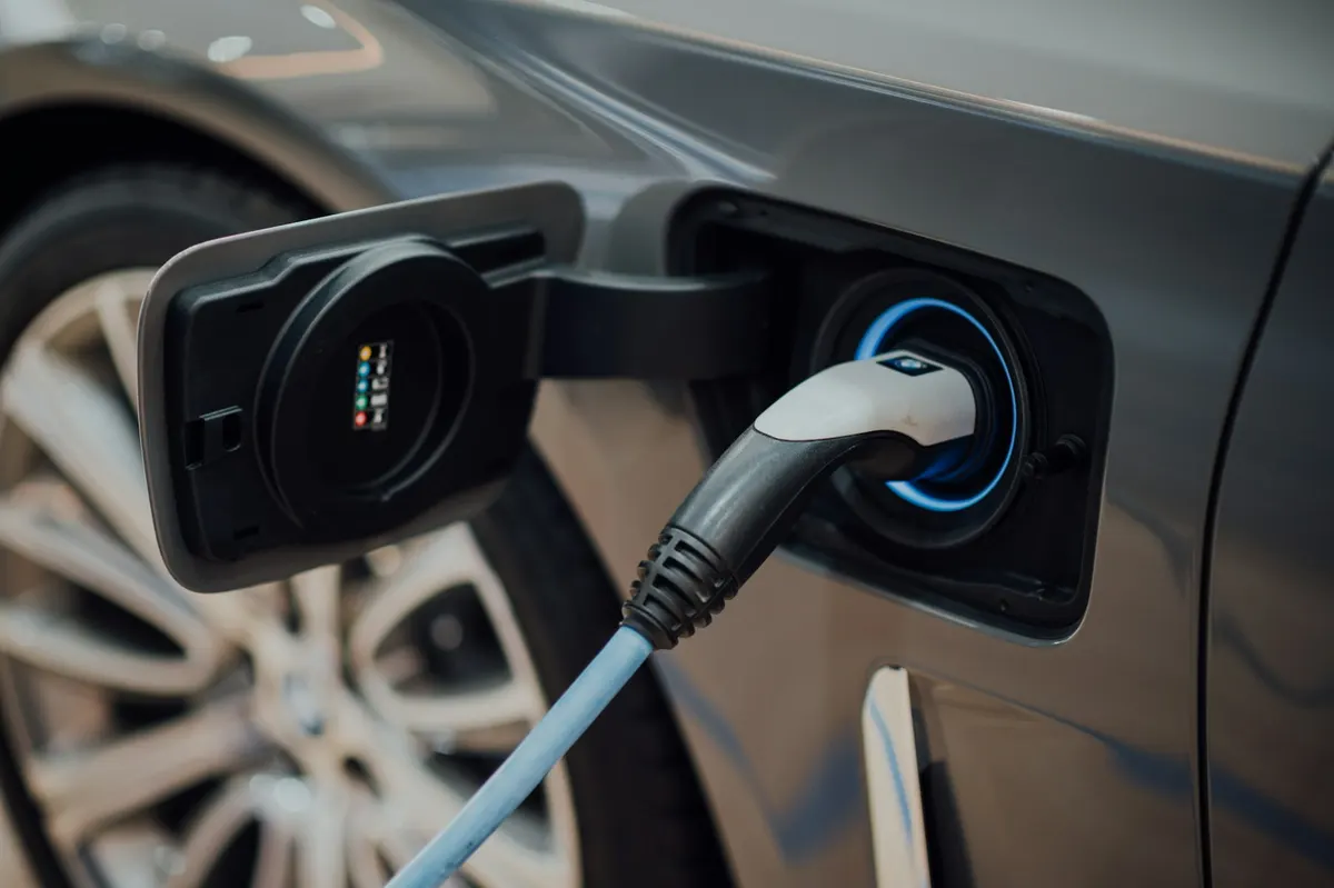 Şarj kablosu takılı elektrikli otomobil (temsili fotoğraf)