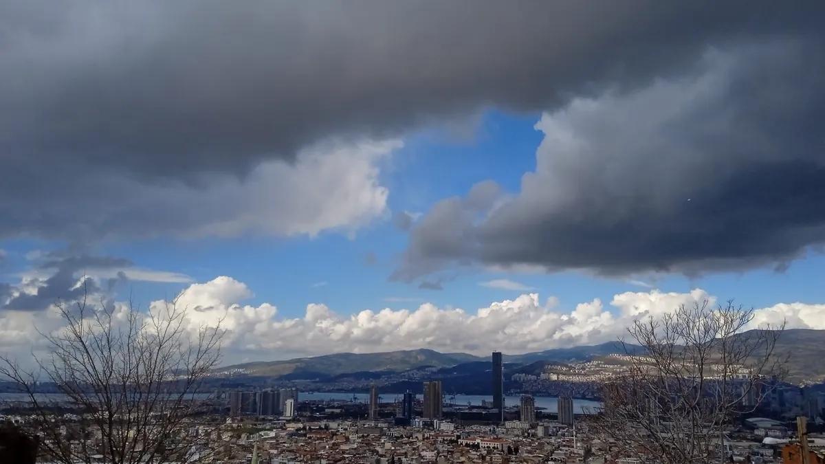 İzmir’de Bayraklı gökdelenleri ve körfez üzerinde toplanan koyu yağmur bulutları