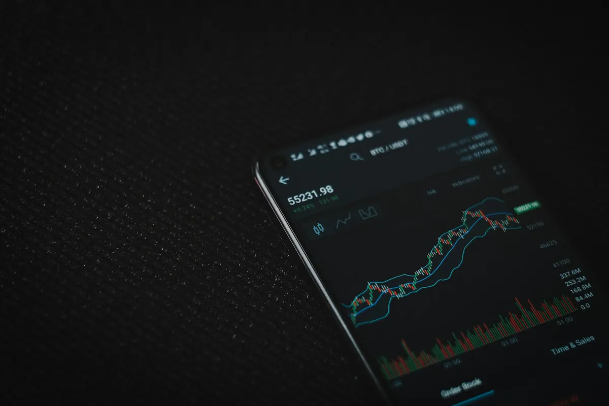 Ekranında kripto para fiyat grafiği açık akıllı telefon (temsili fotoğraf)