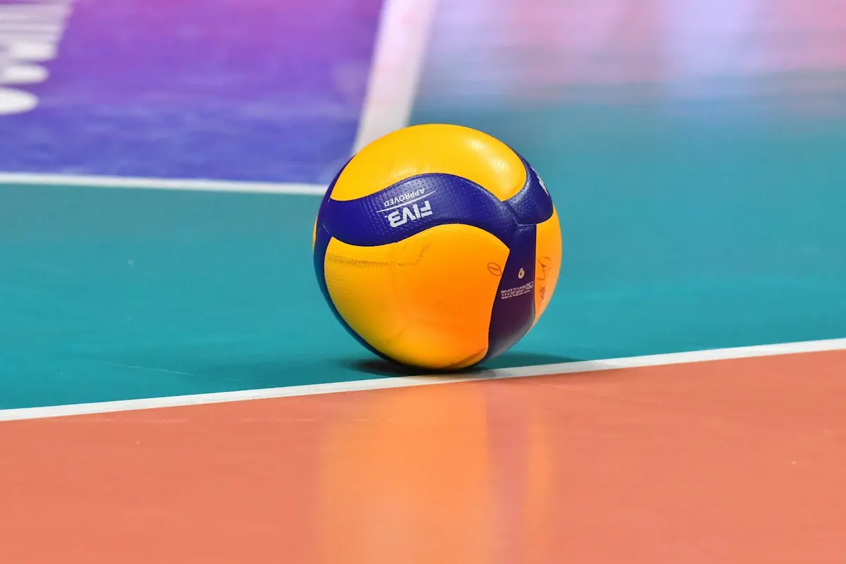 Salon zemininde duran voleybol topu