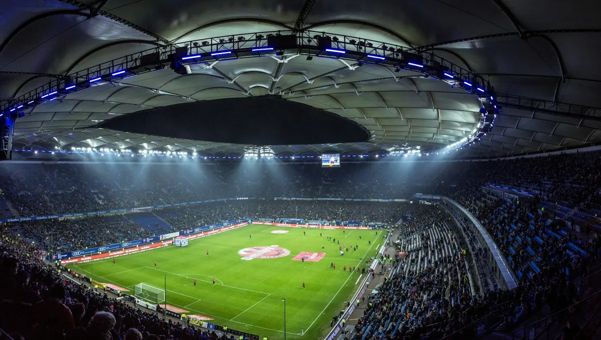 Gece ışıklandırılmış dolu bir futbol stadyumu (temsili fotoğraf)