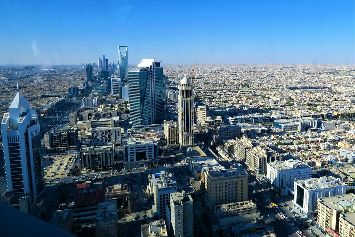 Riyad'da Kingdom Centre'ın da görüldüğü gündüz şehir manzarası (temsili fotoğraf)