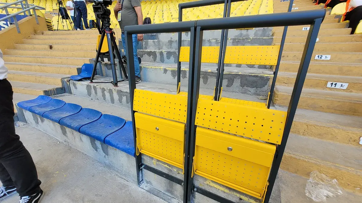 Fenerbahçe'nin Kadıköy'deki stadyumunda sarı-lacivert tribün koltukları