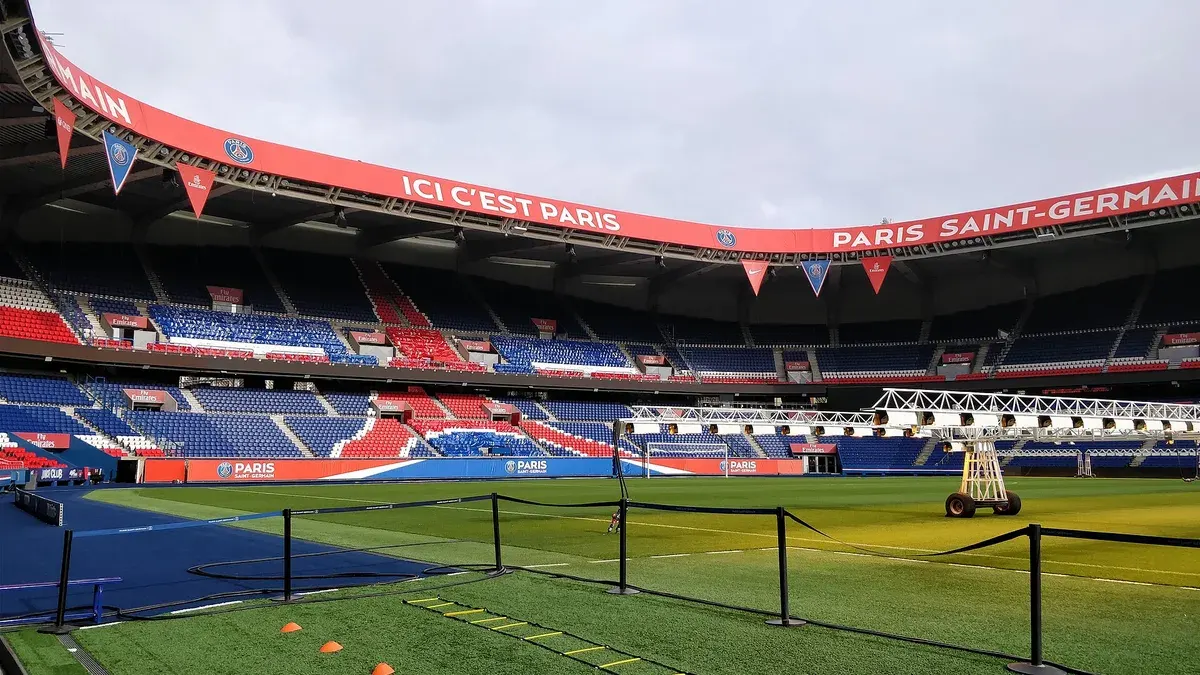 Paris Saint-Germain'in iç saha maçlarını oynadığı Parc des Princes stadının tribünleri ve sahası