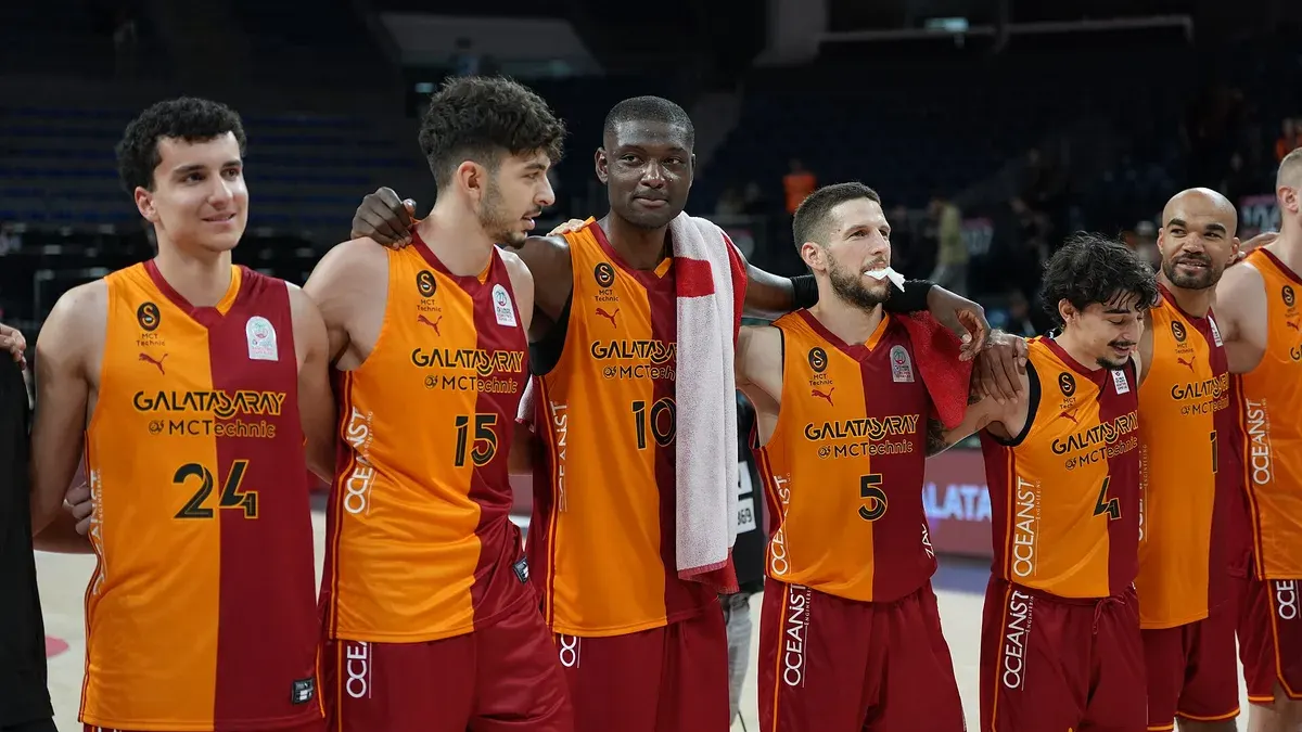 Galatasaray basketbol takımı oyuncuları maç öncesi parkede sıraya girmiş halde