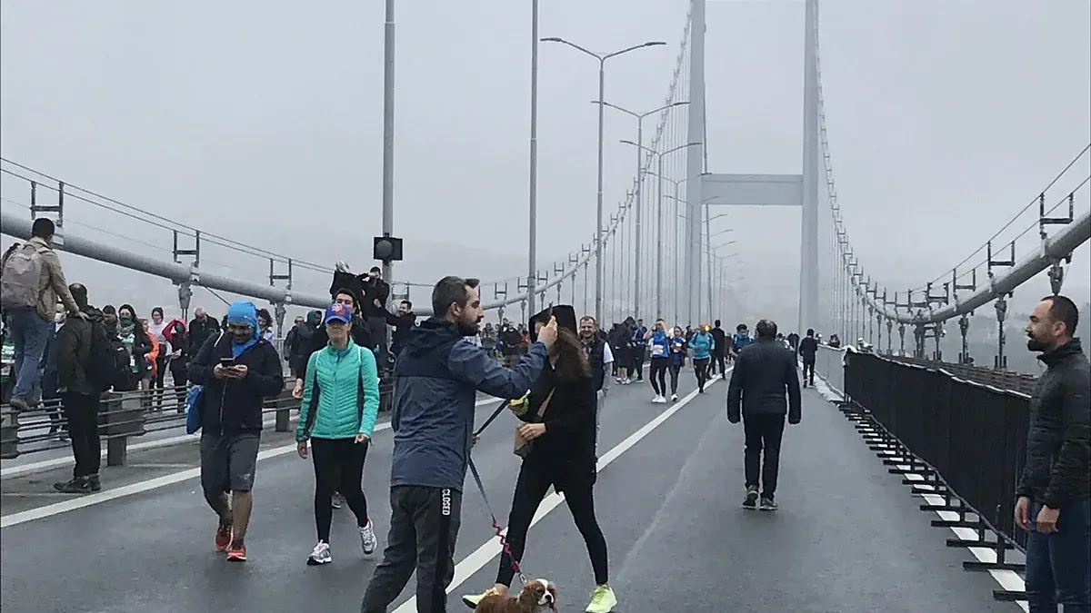 İstanbul Maratonu sırasında köprü üzerinde koşan katılımcılar