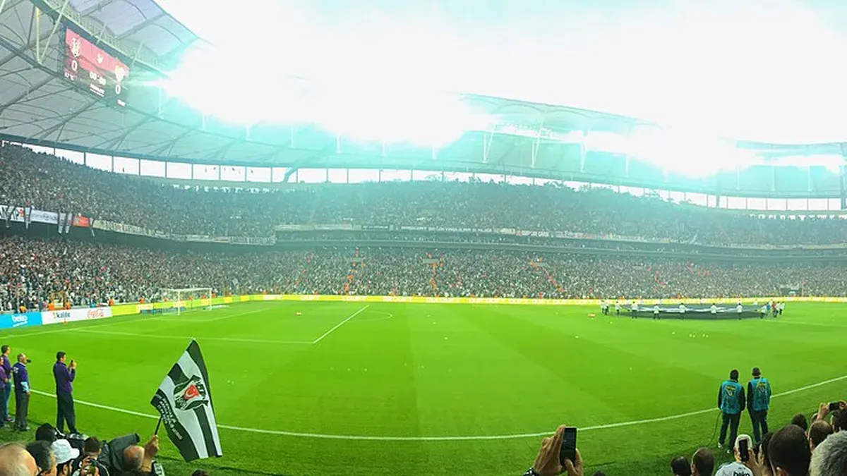 Beşiktaş'ın Dolmabahçe'deki stadyumunda tribünler ve saha