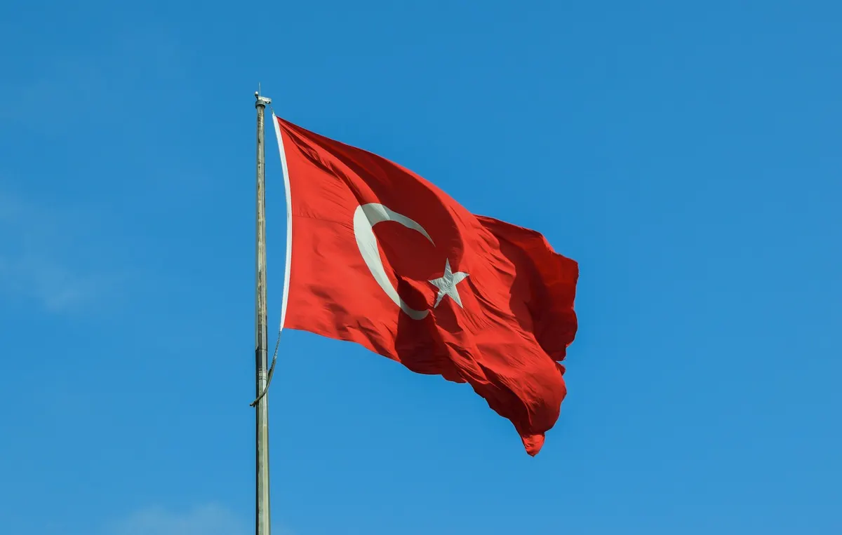 Gökyüzü önünde dalgalanan Türk bayrağı