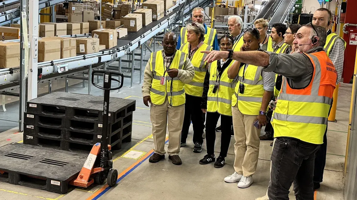 Amazon'un bir lojistik merkezinde raflar ve paketleme alanı